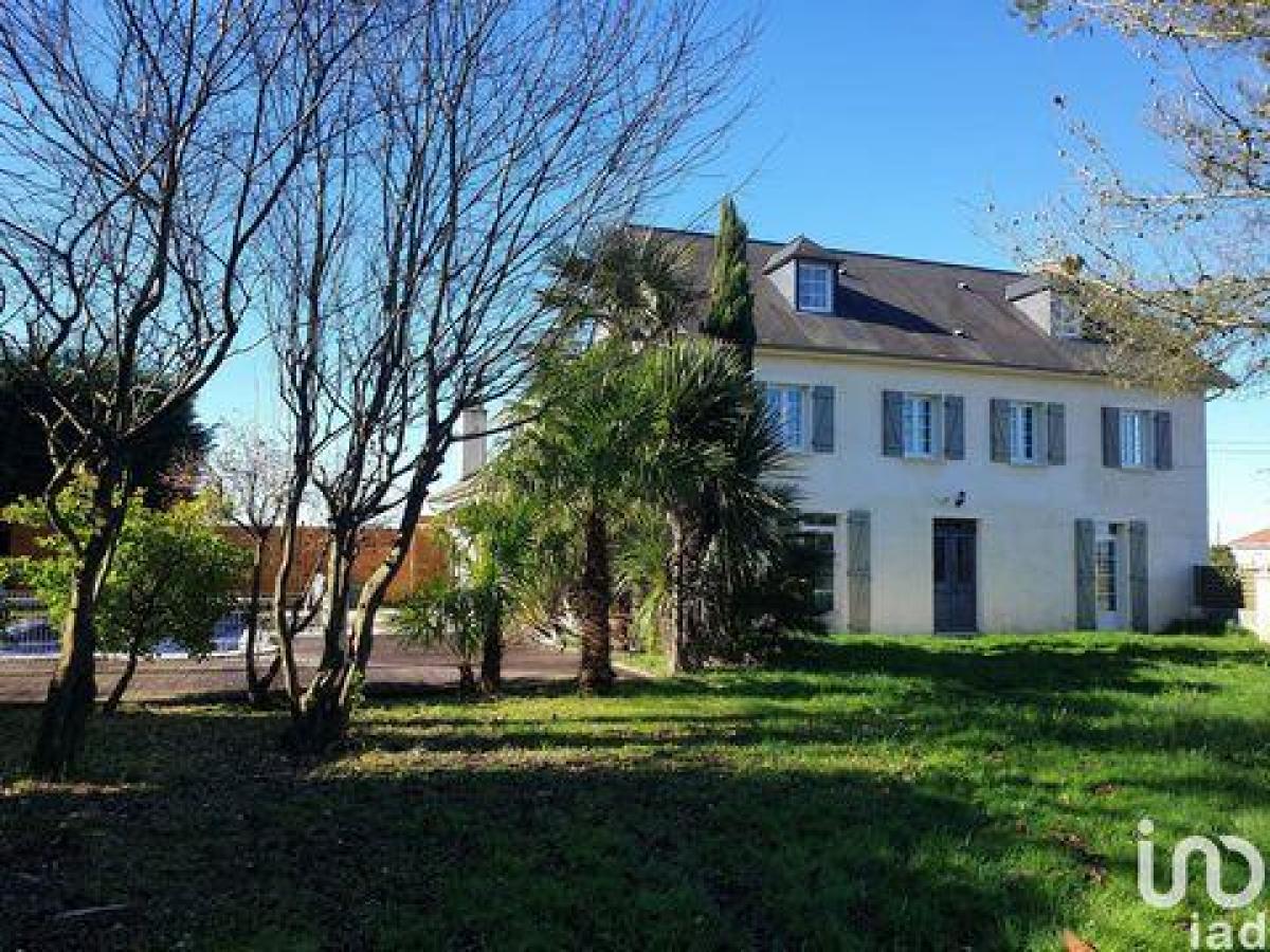 4 bedrooms House in Pau, France No. 8812