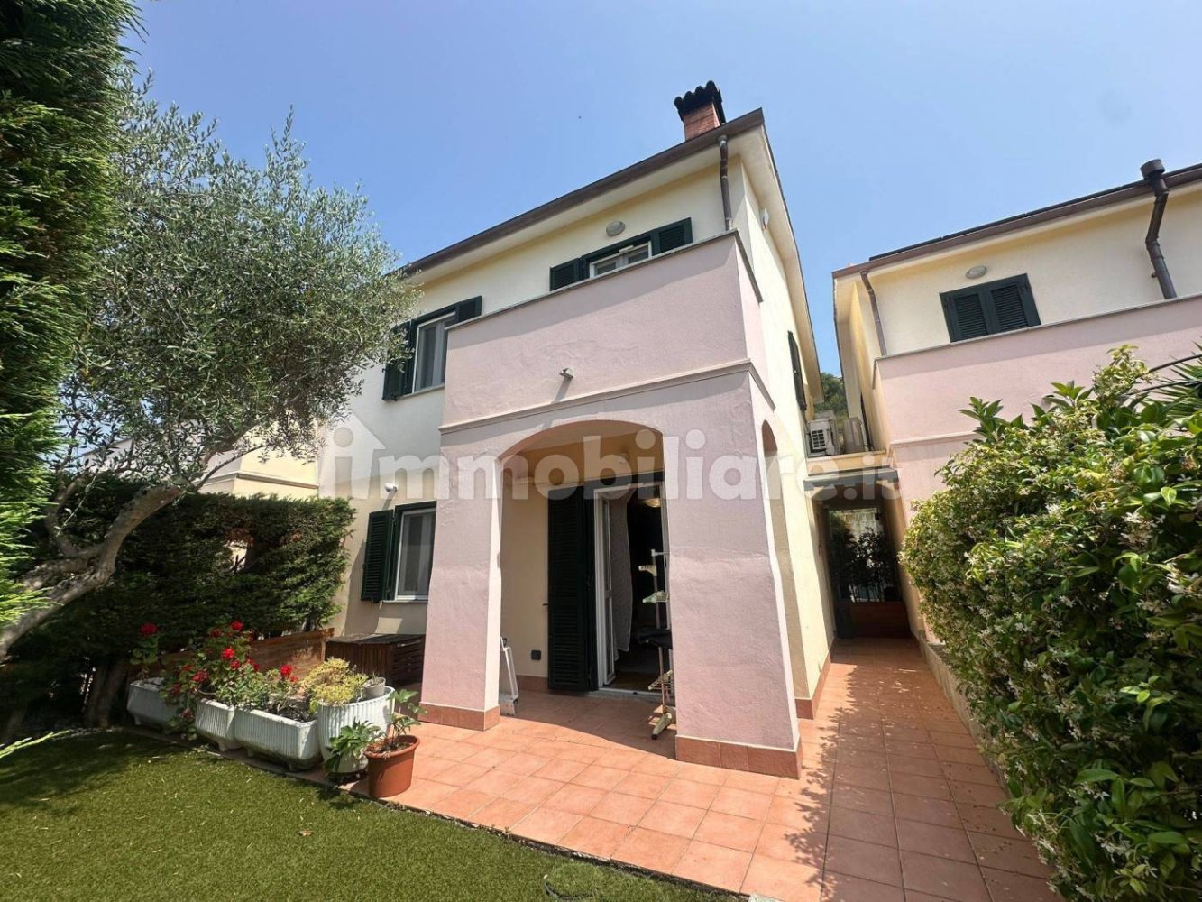 3 bedrooms House in Imperia, Italy No. 288733