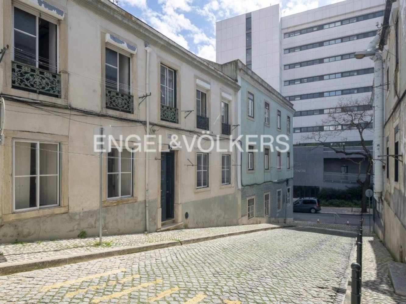 142m² Building in Lisbon, Portugal No. 104579