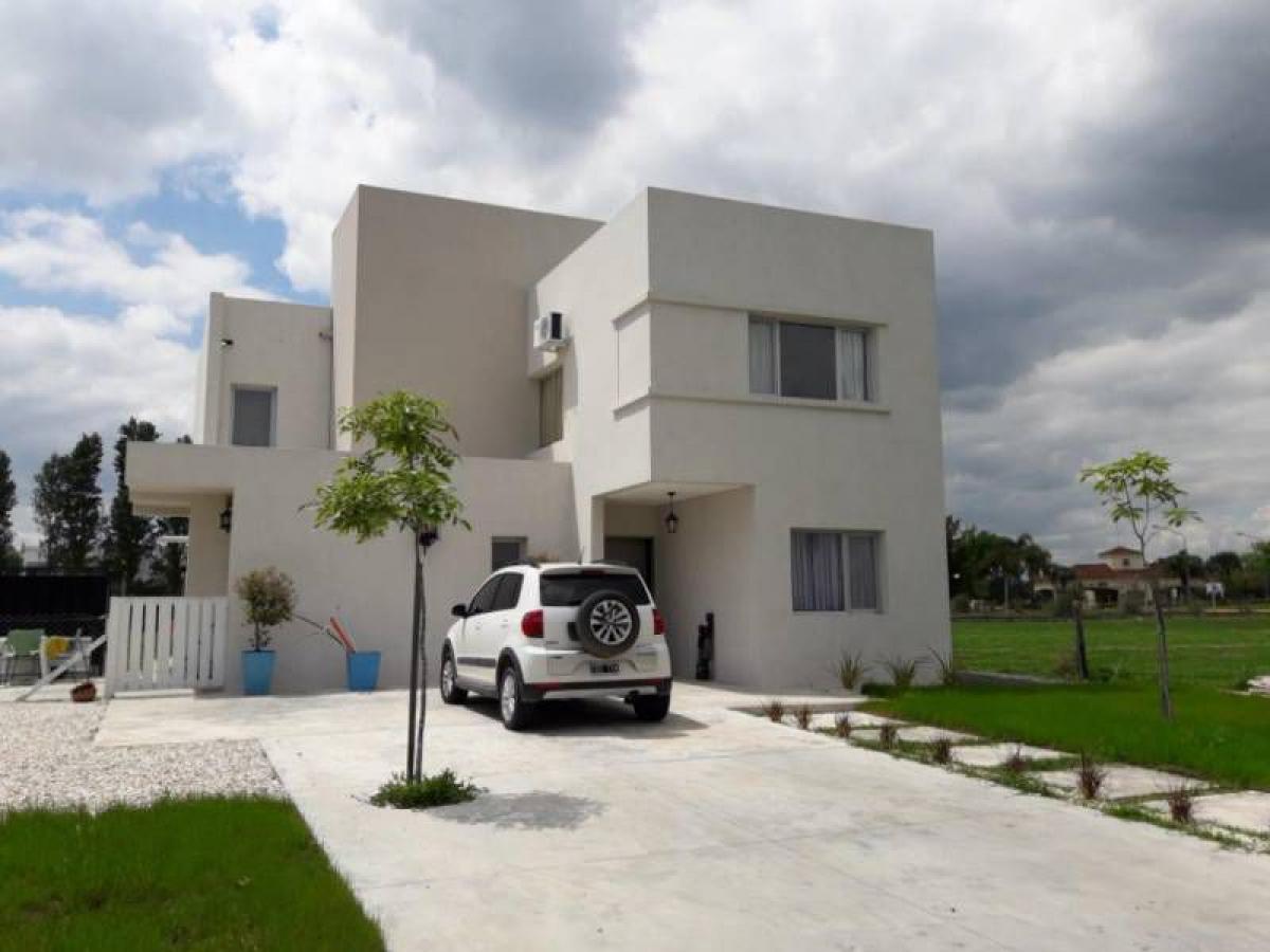 Casa de 3 dormitorios en Tigre, Argentina No. 20398