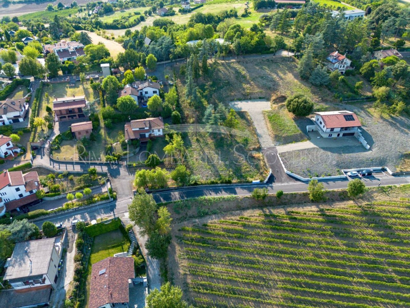 Terreno en Tortona, Italy 2070 m² No. 259823