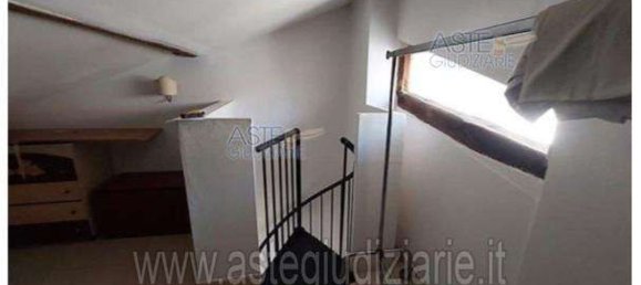 3-salle Appartement à Livorno, Italy No. 41746 21
