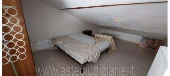 3-salle Appartement à Livorno, Italy No. 41746 16