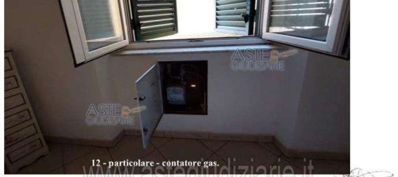 3-salle Appartement à Livorno, Italy No. 41746 15