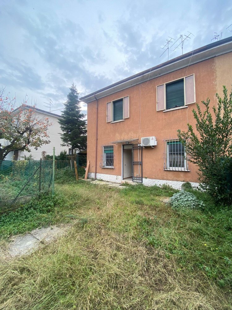 Casa de 3 habitaciónes en Verona, Italy No. 111302