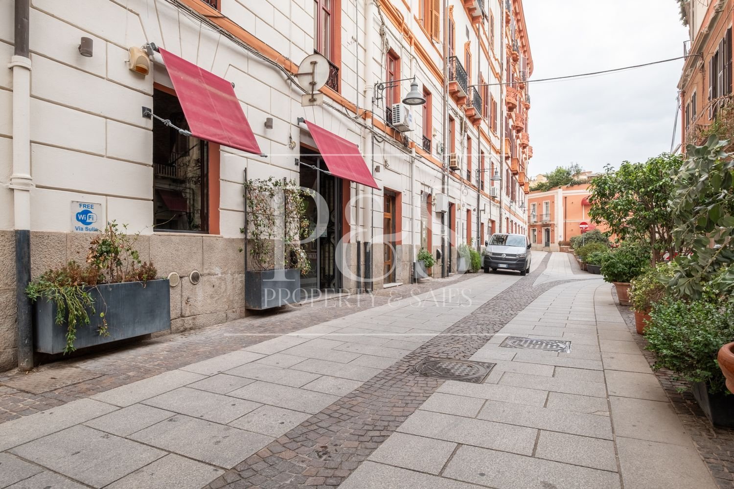 140m² Commercial property in Cagliari, Italy No. 107562