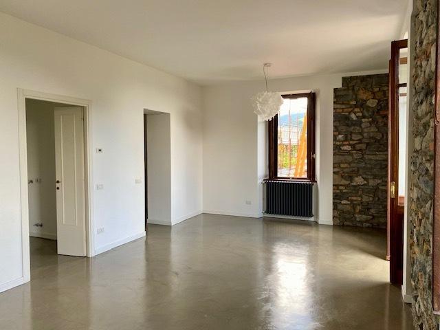 Квартира с 3 комнатами в Казлино д’Эрба, Италия № 11586