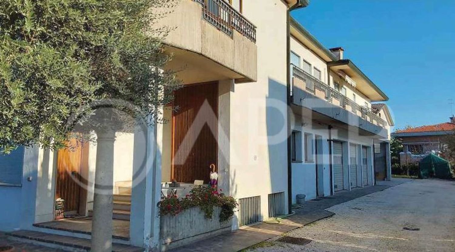890m² Warehouse in Noventa Padovana, Italy No. 309460