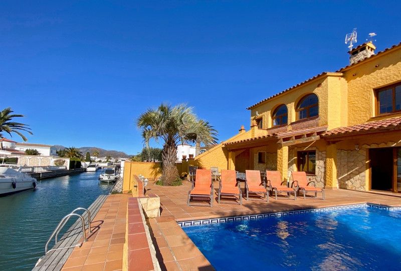 6 bedrooms House in Empuriabrava, Spain No. 77868