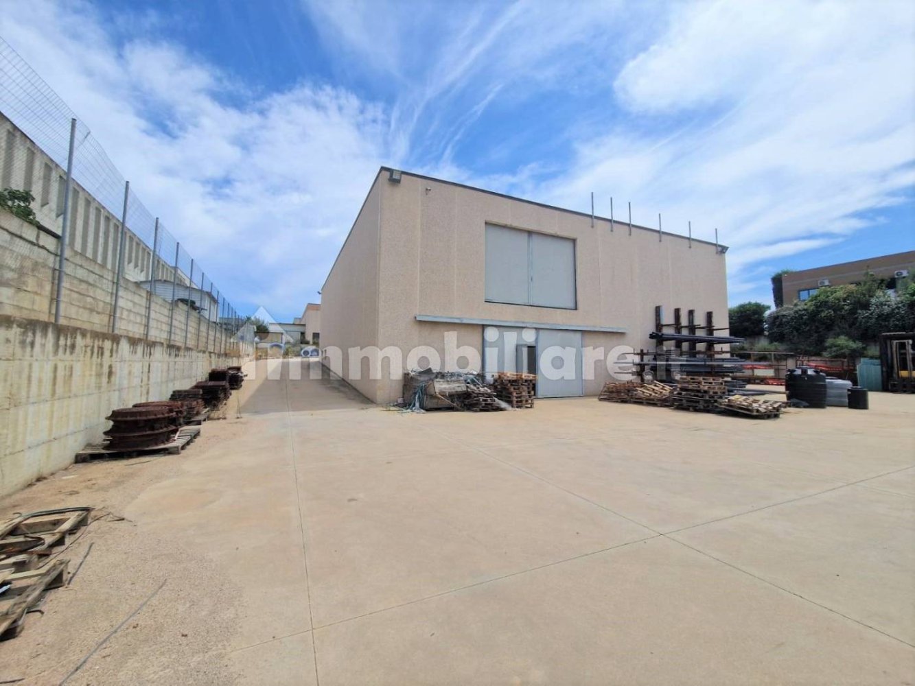  مستودع في Olbia, Italy 1383متر مربع رقم 81596