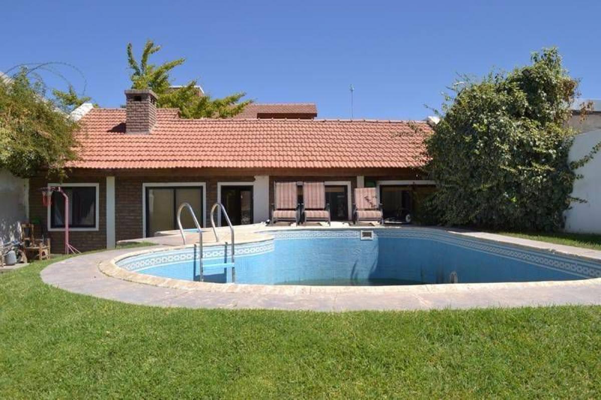 6 bedrooms House in Rio Negro, Argentina No. 8877