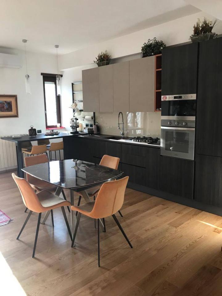 4 rooms Apartment in Rome, Italy No. 37647