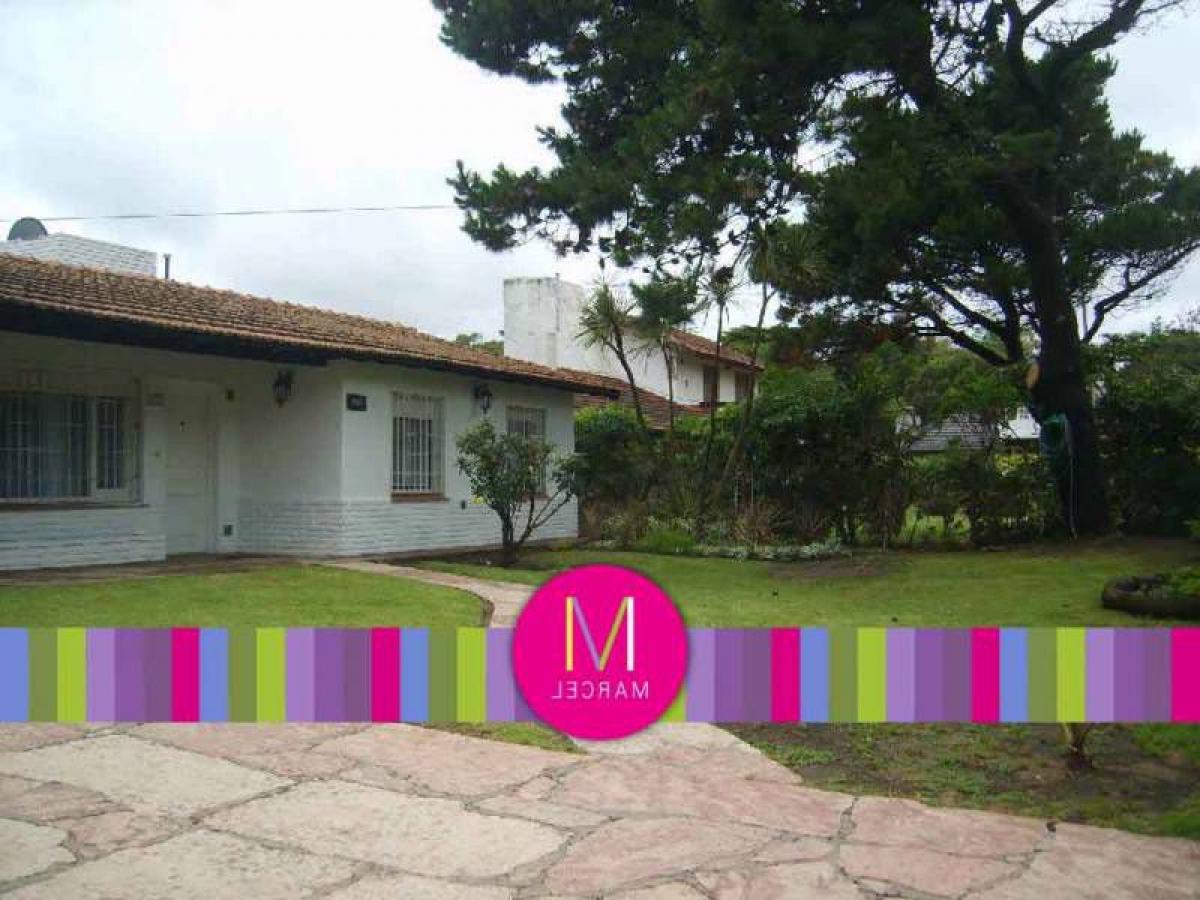3 bedrooms House in Mar del Plata, Argentina No. 102105
