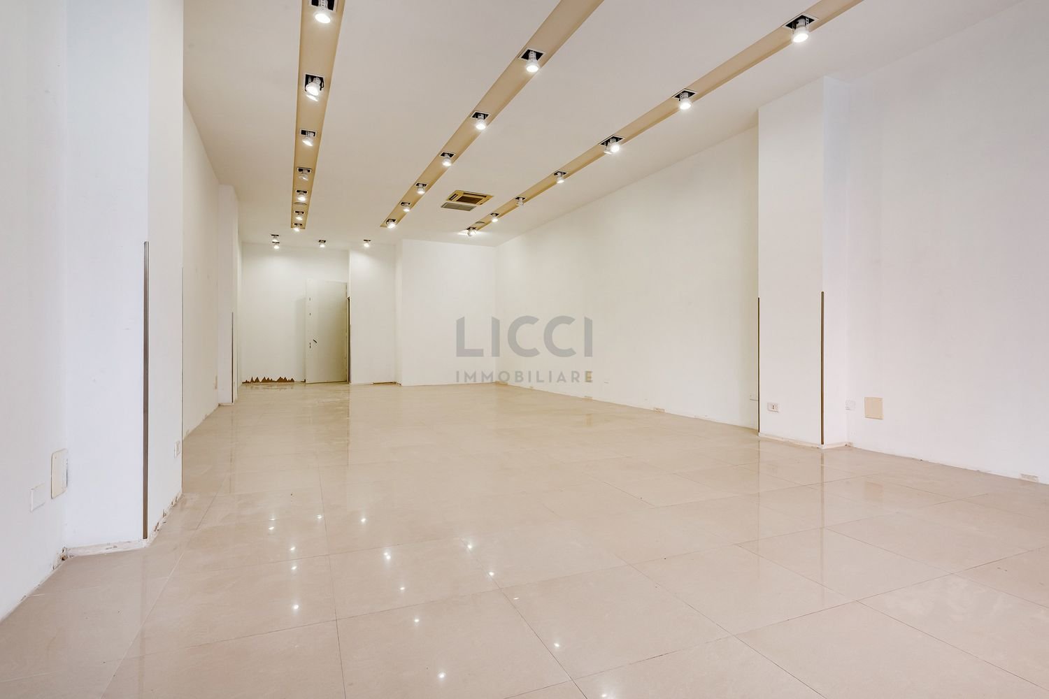 Propiedad comercial en Monopoli, Italy 97 m² No. 311620