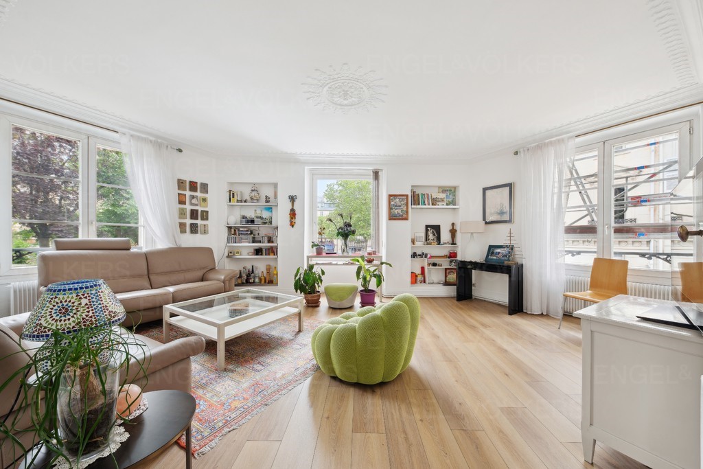 3 bedrooms Apartment in Paris, France No. 175293