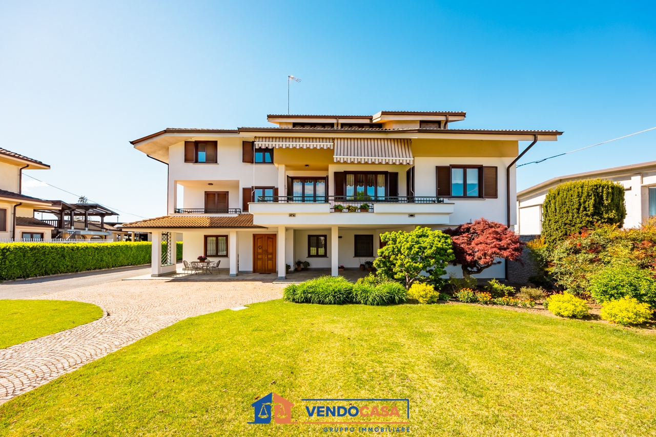 8-salle Villa à Castelletto Stura, Italy No. 144597