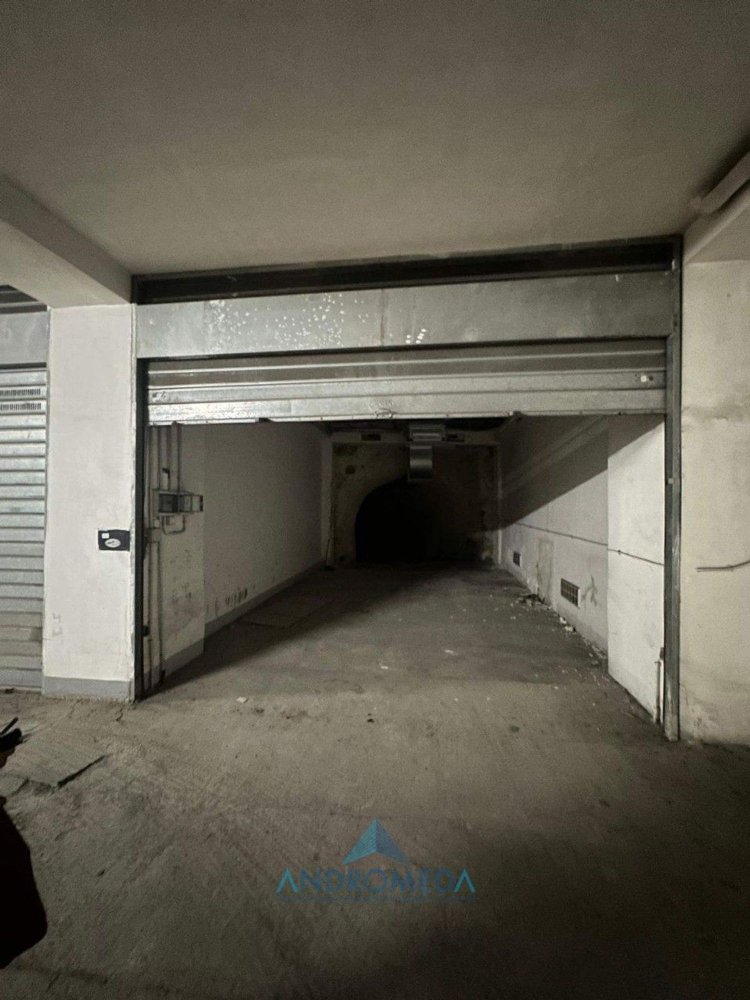 Гараж 85м² в Неаполь, Италия № 301109