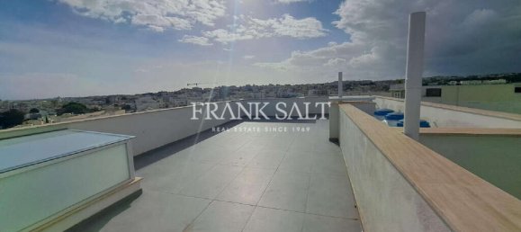 3 bedrooms Penthouse in Swieqi, Malta No. 1533 4