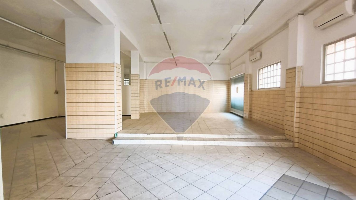 1 room Commercial property in Cagliari, Italy No. 46580