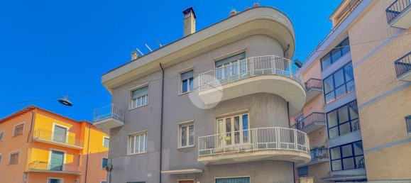 5 rooms Apartment in Teramo, Italy No. 28325 3