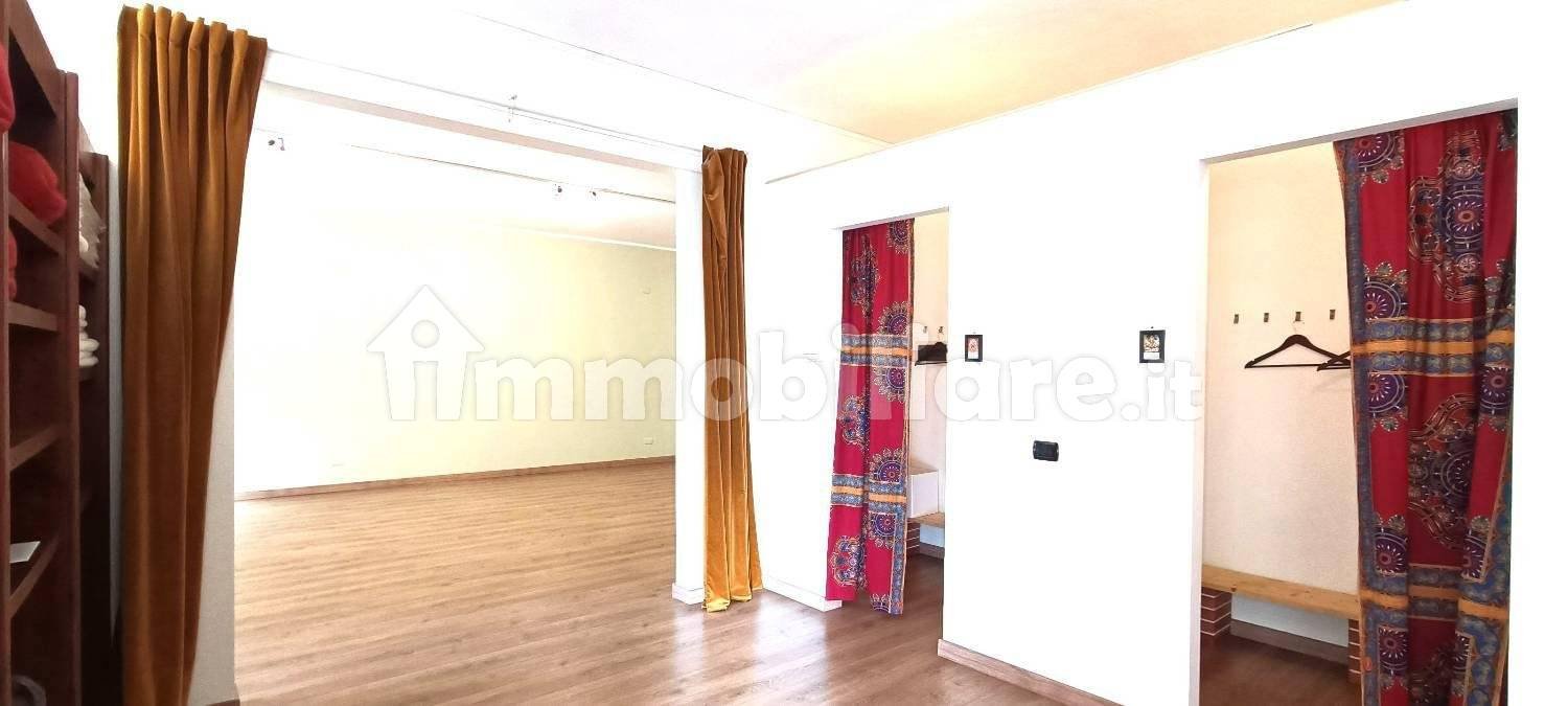 4-Zimmer Gewerbliche Immobilie in Arona, Italy, Nr. 206580