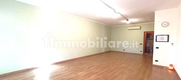 4-Zimmer Gewerbliche Immobilie in Arona, Italy, Nr. 206580 2