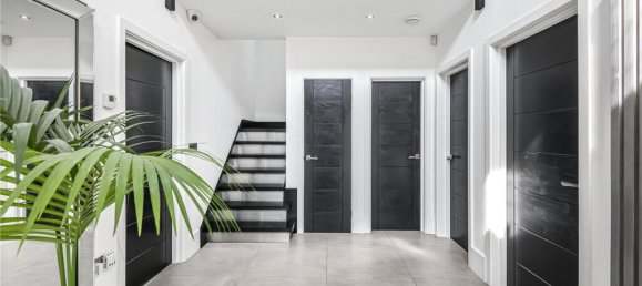 4 bedrooms House in Hadley Wood, United Kingdom No. 6565 3