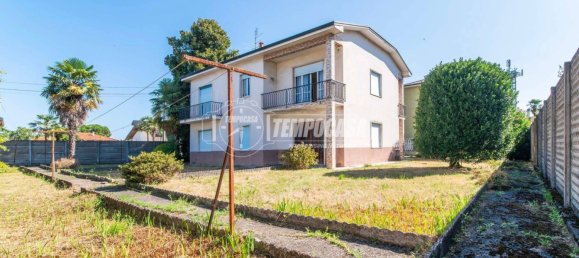 2 bedrooms Villa in Gorla Minore, Italy No. 275275 5