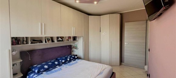 3 rooms Apartment in Novara, Italy No. 154981 8