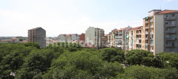 2 bedrooms Apartment in Turin, Italy No. 150651 3