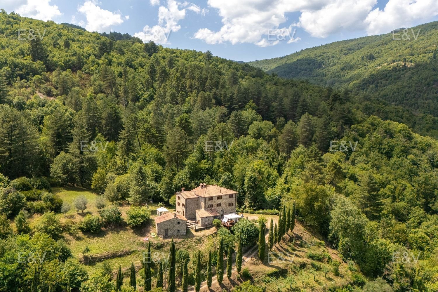 9 rooms House in Talla, Italy No. 263300