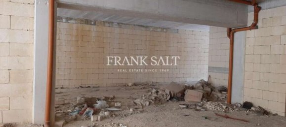 Tienda en Victoria, Malta No. 13317 5