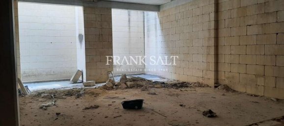 Tienda en Victoria, Malta No. 13317 6