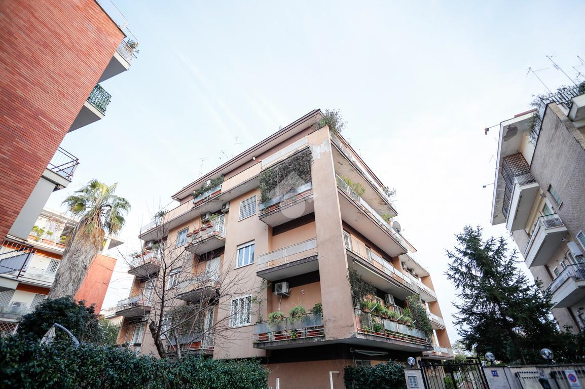 4 rooms Apartment in Rome, Italy No. 75497
