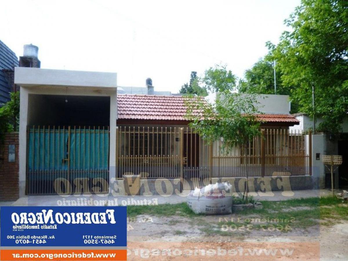 Casa de 3 dormitorios en Malvinas Argentinas, Argentina No. 9130