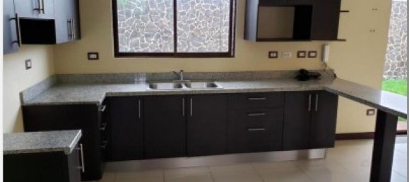 3 bedrooms House in El Guarco , Costa Rica No. 656 2