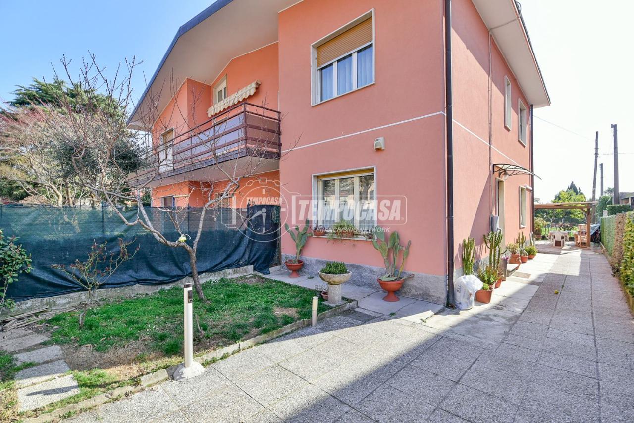 3 rooms Apartment in Erba, Italy No. 81780