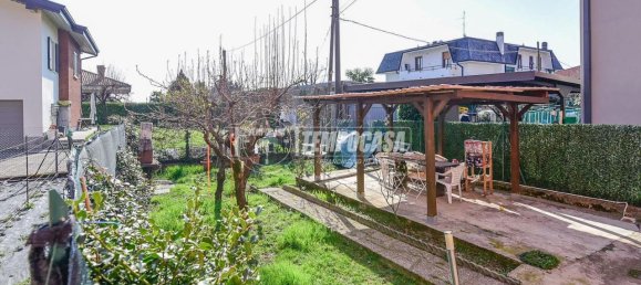 3 rooms Apartment in Erba, Italy No. 81780 6