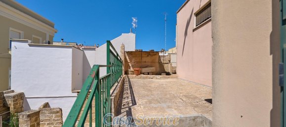 Здание с 12 комнатами в Alezio, Италия № 236443 23