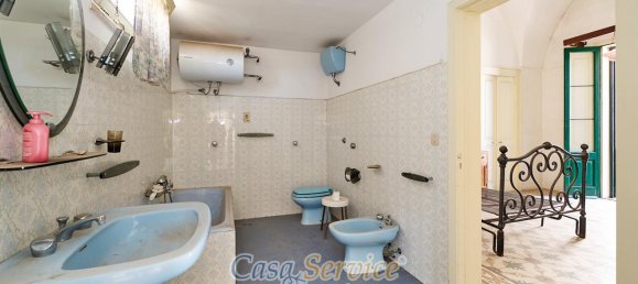 Здание с 12 комнатами в Alezio, Италия № 236443 42