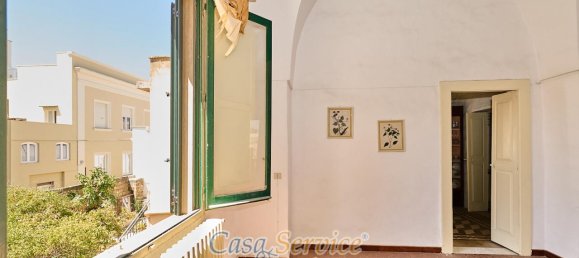 Здание с 12 комнатами в Alezio, Италия № 236443 33