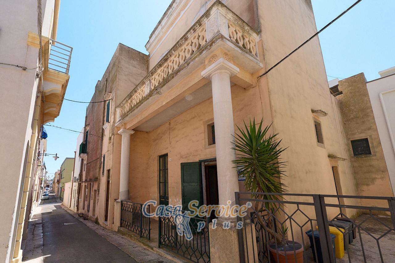 Здание с 12 комнатами в Alezio, Италия № 236443