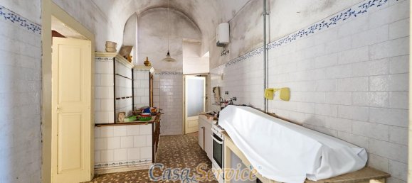 Здание с 12 комнатами в Alezio, Италия № 236443 8