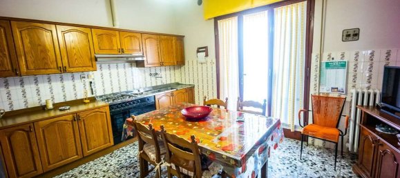 5 bedrooms Apartment in Chiesina Uzzanese, Italy No. 381804 3