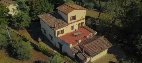 4 bedrooms Villa in Siena, Italy No. 196389 2