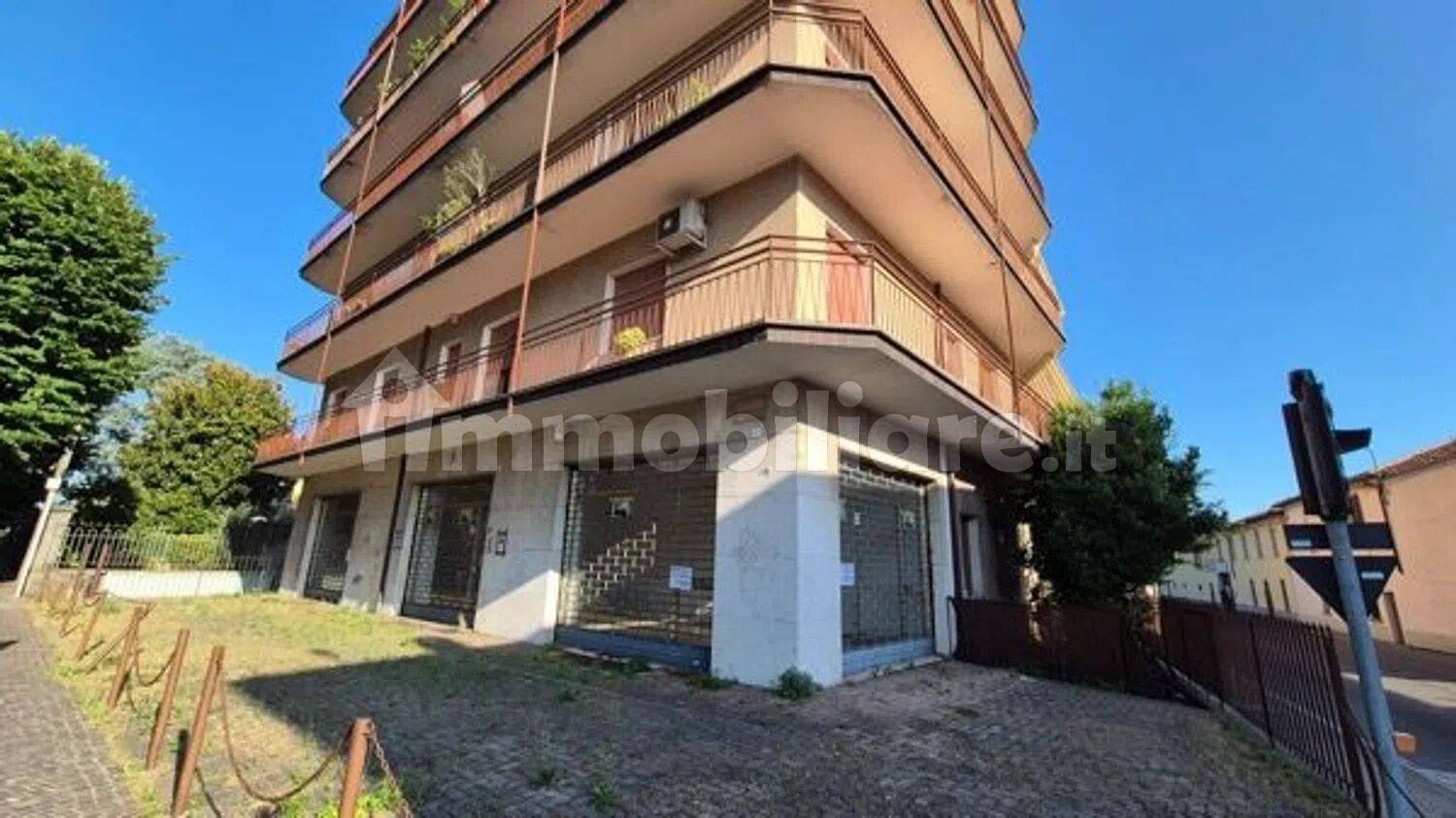 3 rooms Commercial property in Rovato, Italy No. 262566