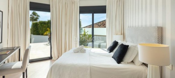 5 bedrooms Villa in Marbella, Spain No. 74036 2