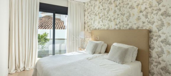 5 bedrooms Villa in Marbella, Spain No. 74036 9