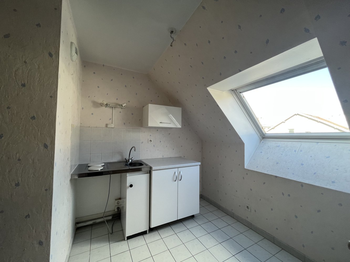 Studio in Troyes, France No. 93222