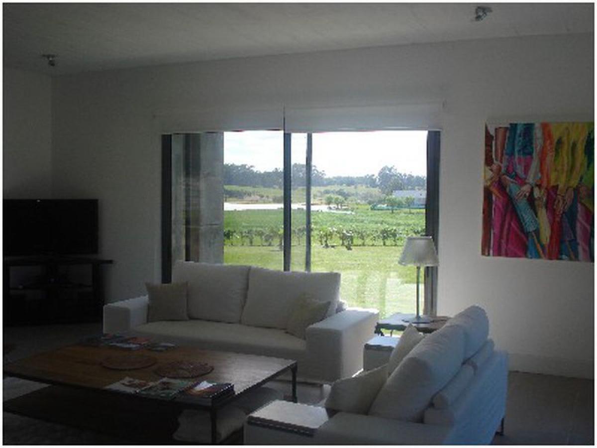 Casa de 3 dormitorios en Maldonado, Uruguay No. 9386